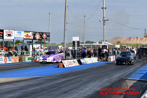 Kirk Williams - 'Williams Bros. Racing' 
(right lane) vs Mary Reep - 'Grim Reeper' (left lane)